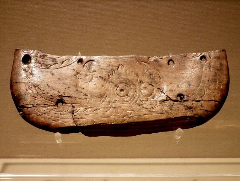 ファイル:Butterfly-shaped ivory vessel with the pattern of two birds facing the sun(Neolithic) in Zhejiang Museum.JPG
