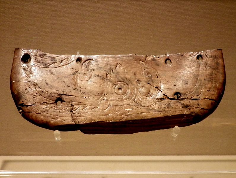 ファイル:Butterfly-shaped ivory vessel with the pattern of two birds facing the sun(Neolithic) in Zhejiang Museum.JPG