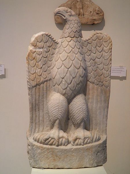 ファイル:Marble eagle with open wings, from the sanctuary of Zeus Hypsistos, Archaeological Museum, Dion (7080054119).jpeg