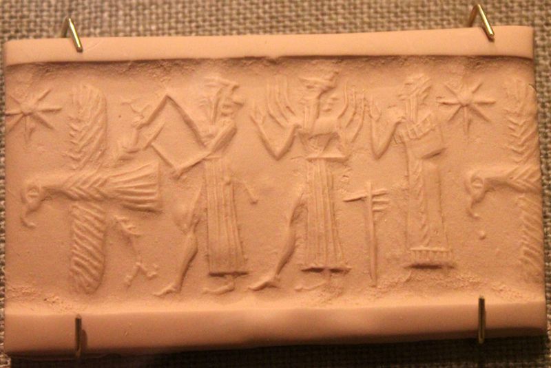 ファイル:Oriental Institute Museum. God with ax attacks eagle while Shamash and Worshipper stand behind (5948336437).jpeg